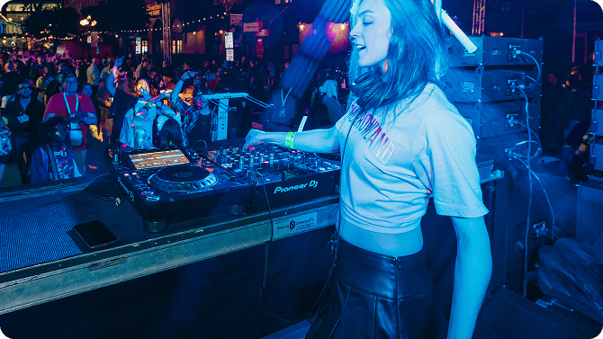 DJ performing at the TwitchCon Party